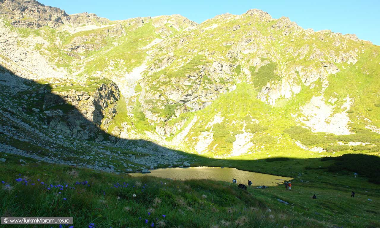 Lacul glaciar Iezer din Pietrosul Rodnei 19-Turisti-la-Taul-Iezer