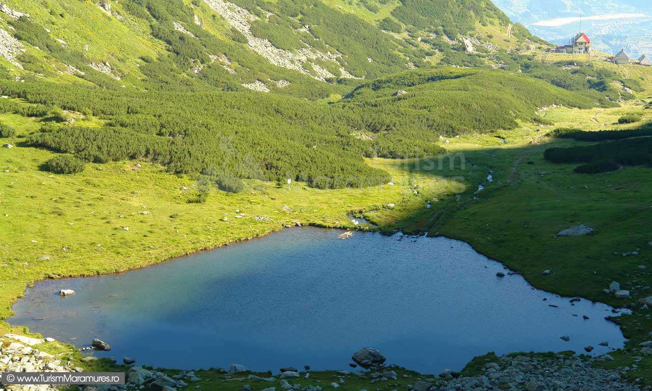 Lacul glaciar Iezer si statia meteo din Pietrosul Rodnei 20-Taul-Iezer-si-Statia-Meteo-Iezer