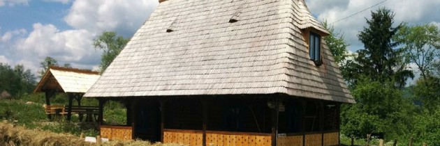 Casă tradițională din Maramureș restaurată înainte să ajungă lemne pe foc