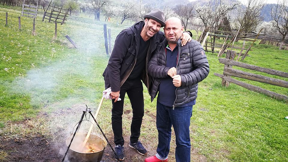 Chef Cătălin Scărlătescu și chef Nicolai Tand, în Maramureș